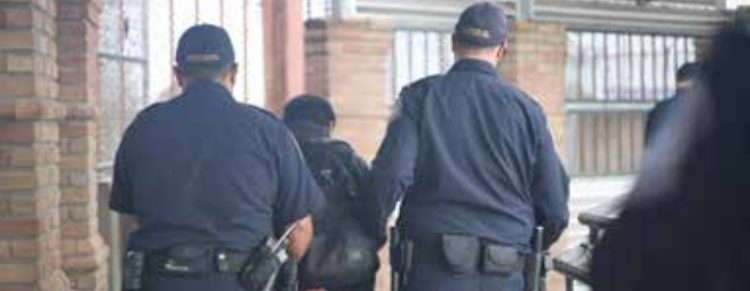 Aprenden a fugitivo por inducir a menor a desempeño sexual