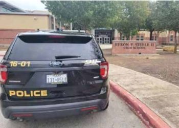 Jovencito de 14 años lleva arma a la escuela