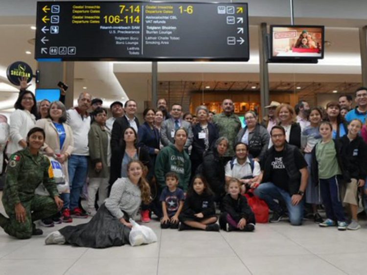 Avión de la FAM con 143 Mexicanos Hace Última Escala en Estados Unidos antes de Llegar a México