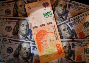 El ‘Dólar Blue’ Alcanza la Barrera de los Mil Pesos Argentinos y Agrava la Devaluación