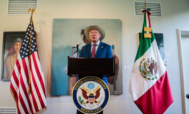 Ken Salazar Habla sobre la Construcción del Muro Fronterizo y la Modernización de la Frontera
