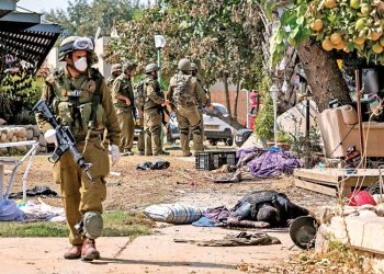 Ataque de Hamás en Kfar Aza Deja una Desgarradora Estela de Muerte, Incluyendo 40 Bebés