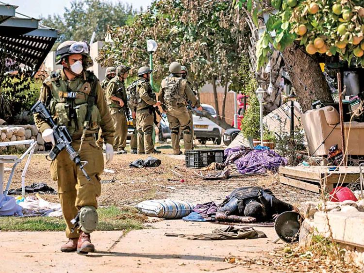 Ataque de Hamás en Kfar Aza Deja una Desgarradora Estela de Muerte, Incluyendo 40 Bebés