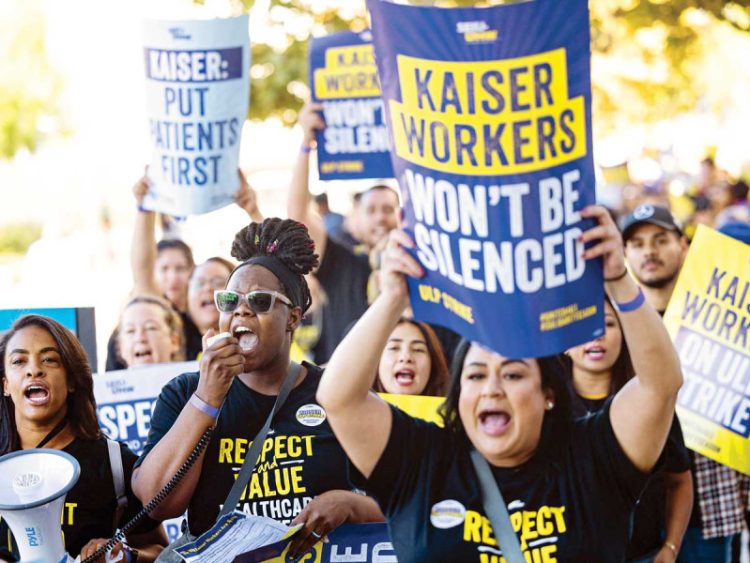 Más de 75 mil Trabajadores de la Salud en EE. UU. Inician una de las Mayores Huelgas de la Historia