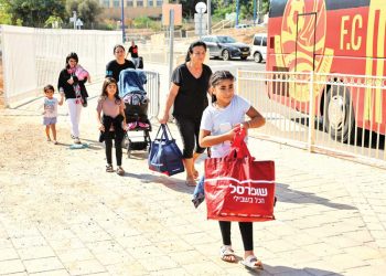 Israel Evacúa a 20,000 Personas de la Frontera con Gaza