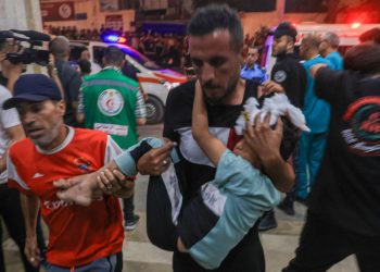 Israel Bombardea Hospital en Gaza, Desencadenando una Protesta Global