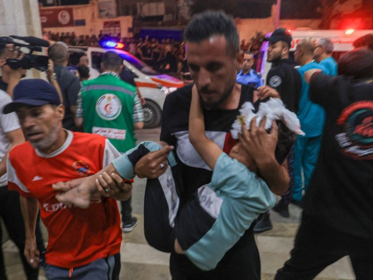 Israel Bombardea Hospital en Gaza, Desencadenando una Protesta Global
