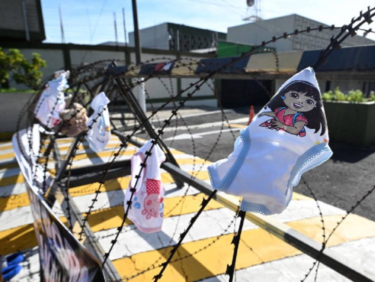 Protestas en El Salvador exigen un alto a la violencia contra niñas y mujeres