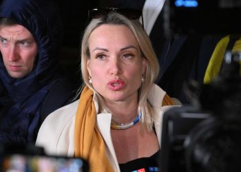 Periodista Rusa que Protestó Contra la Guerra en Ucrania Investigada por Presunto Envenenamiento en Francia