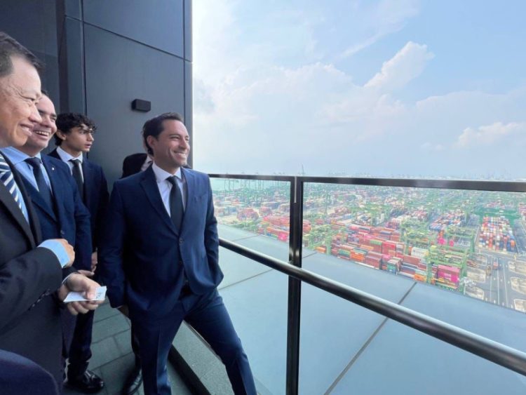 Mauricio Vila busca inspiración en el puerto de Singapur para el desarrollo del Puerto de Altura de Progreso