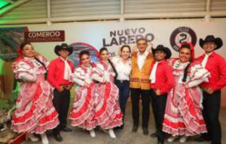Disfrutan gobernador y alcaldesa pabellón de Nuevo Laredo en Feria Tamaulipas