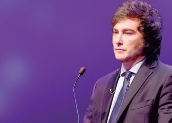 Encuesta muestra a Javier Milei liderando las elecciones argentinas a un mes de los comicios