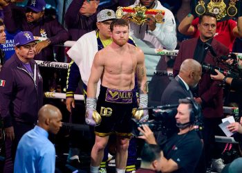 Conor McGregor se burla del trasero de Canelo Álvarez y despierta su furia