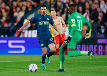 ‘Chucky’ Lozano y el PSV se complican en la Champions con empate 1-1 ante Lens