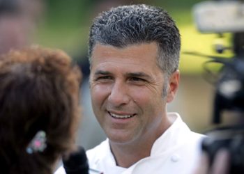 Muere Michael Chiarello, famoso chef de televisión, por reacción alérgica