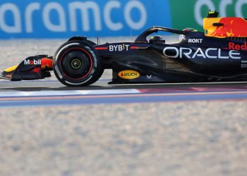 Checo Pérez y Verstappen Corrigen el Rumbo en la Práctica 1 en Qatar; Finalizan Quinto y Primero, Respectivamente
