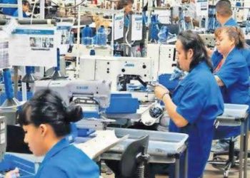 EN SUSPENSO REDUCCIÓN LABORAL Advierten baja en sueldos si reducen la jornada