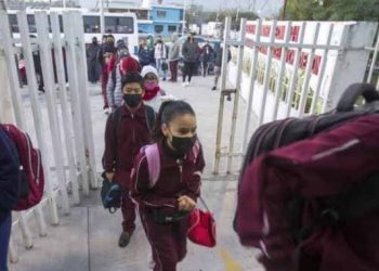 HACEN SU AGOSTO Escuelas abusan con precio de constancias