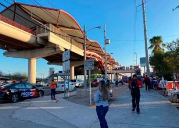 Padre junto con su hijo se arroja de estación elevada de Línea 3 del Metro en Monterrey