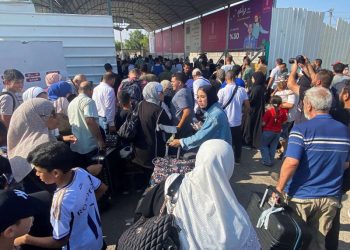 Salen los Primeros Evacuados de Gaza Mientras Israel Continúa sus Bombardeos en un Campo de Refugiados