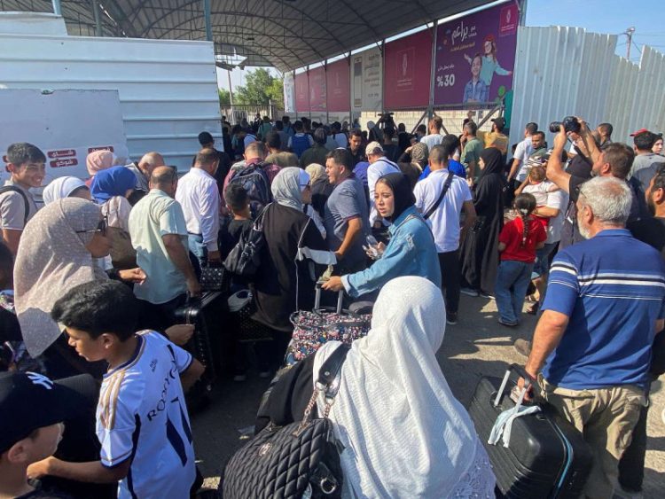 Salen los Primeros Evacuados de Gaza Mientras Israel Continúa sus Bombardeos en un Campo de Refugiados