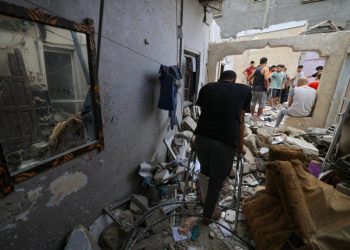 Bombardeo israelí alcanza convoy de ambulancias a las afueras del hospital en Gaza