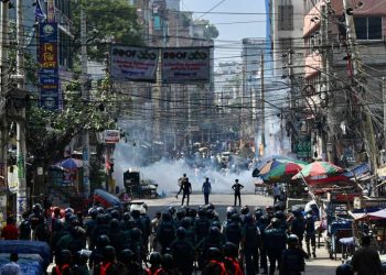Violentas protestas en Bangladesh paralizan fábricas textiles; Trabajadores exigen salarios justos