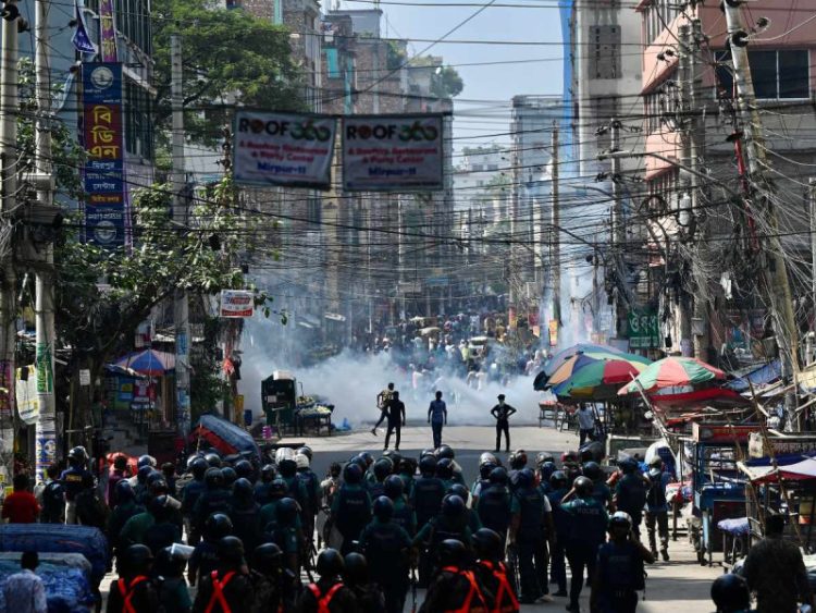 Violentas protestas en Bangladesh paralizan fábricas textiles; Trabajadores exigen salarios justos