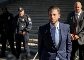 Eric Trump afirma que confió en otros para verificar documentos en juicio por fraude en Nueva York
