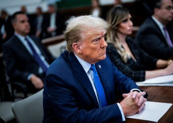 Trump testifica en su juicio por fraude en Nueva York y se enfrenta al juez