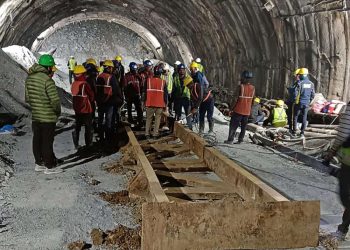 Continúan labores de rescate para salvar a 40 obreros atrapados en un túnel en India