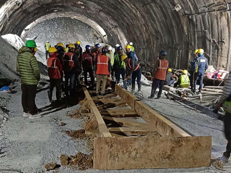 Continúan labores de rescate para salvar a 40 obreros atrapados en un túnel en India