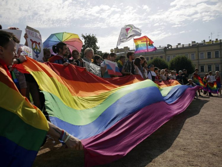 Rusia busca prohibir el movimiento LGBT+; peligro de detenciones