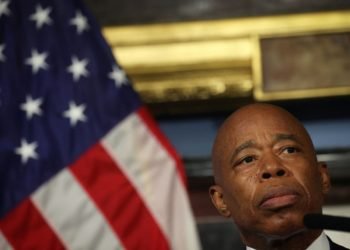 Alcalde de Nueva York enfrenta acusaciones de agresión sexual durante su carrera policial