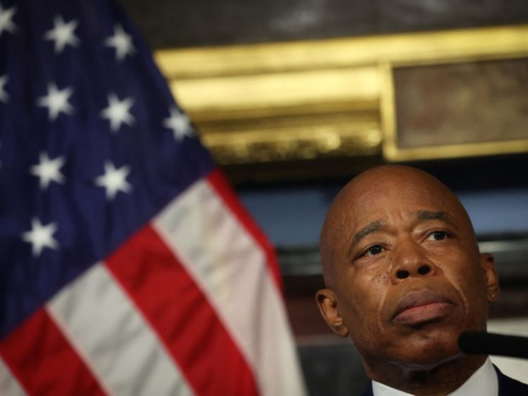 Alcalde de Nueva York enfrenta acusaciones de agresión sexual durante su carrera policial