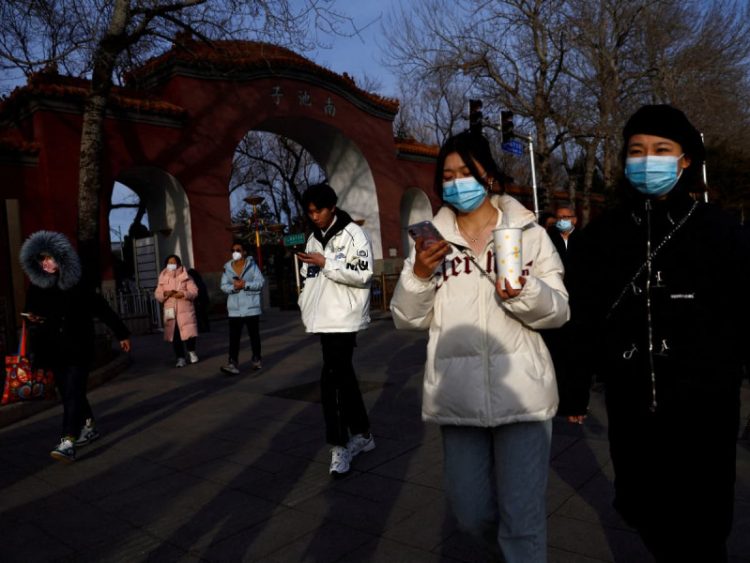 Científicos piden precaución ante brotes de neumonía en China