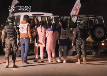 Israel libera a 33 presos palestinos a cambio de rehenes