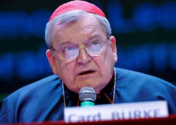 Papa Francisco retira privilegios a cardenal conservador estadounidense