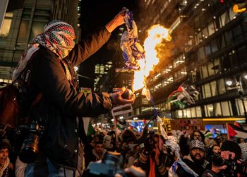 Protesta pro-palestina irrumpe en ceremonia del encendido del Árbol del Rockefeller Center en Nueva York