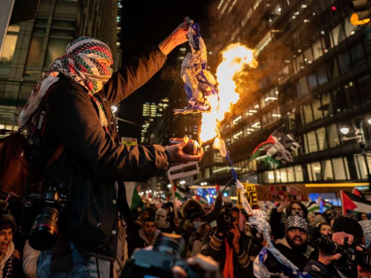 Protesta pro-palestina irrumpe en ceremonia del encendido del Árbol del Rockefeller Center en Nueva York