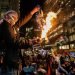 Protesta pro-palestina irrumpe en ceremonia del encendido del Árbol del Rockefeller Center en Nueva York