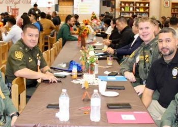 ALUMNOS Y PROFESIONALES Comparten y conviven en la Comida de Acción de Gracias