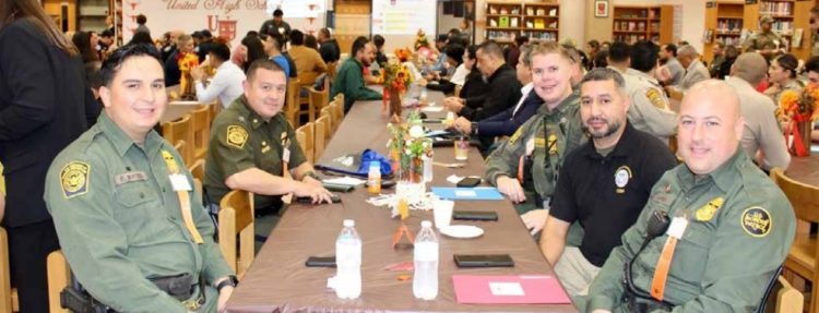 ALUMNOS Y PROFESIONALES Comparten y conviven en la Comida de Acción de Gracias