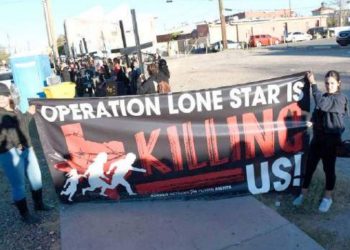 PROTESTATAN CONTRA GOBERNADOR DE TX Acusan a Abbott de promover muerte Operación Lone Star’