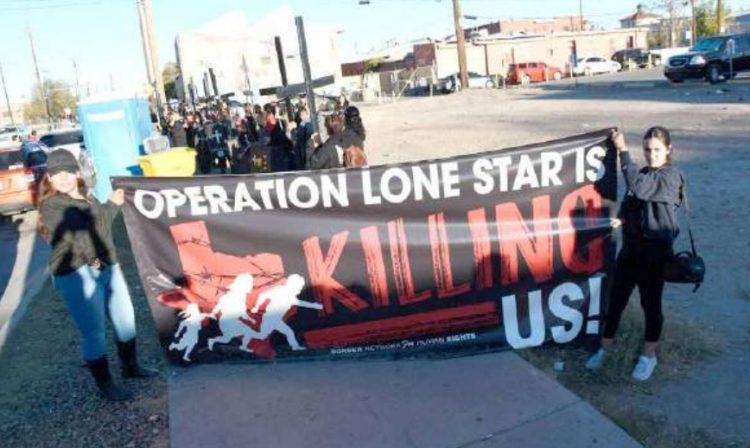 PROTESTATAN CONTRA GOBERNADOR DE TX Acusan a Abbott de promover muerte Operación Lone Star’