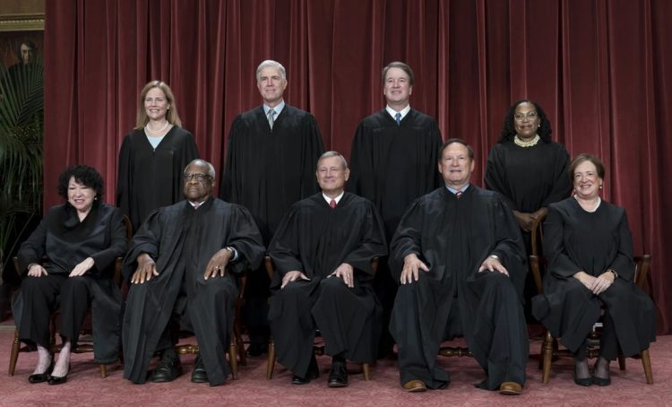 Corte Suprema de EE. UU. Adopta Código de Ética Tras Polémicas por Regalos Millonarios