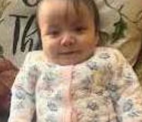 Roban carro con bebé en su interior