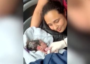 Una mujer da a luz en el autobús sin saber que estaba embarazada