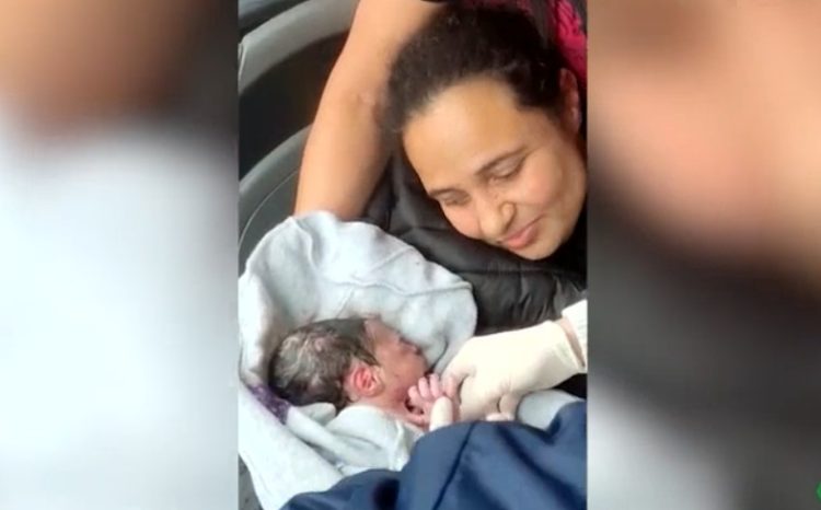 Una mujer da a luz en el autobús sin saber que estaba embarazada