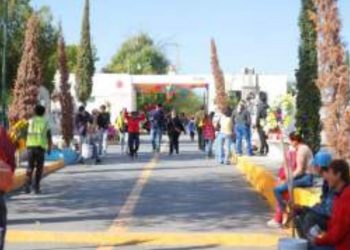 Acuden familias neolaredenses y de la región a panteones por Día de Muertos